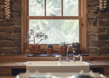 VAIMO JOKA OTTAA AVIOMIEHENSÄ SUKUNIMEN