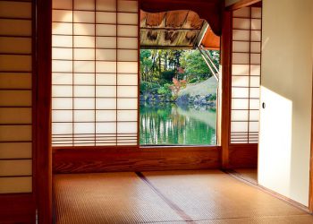 SAAKO LAPSIA LYÖDÄ KURINPITOA VARTEN?