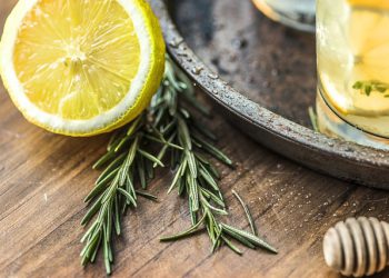 PROFEETALLISEN LÄÄKETIETEEN YLIVOIMAISUUS KAIKKIIN MUIHIN LÄÄKETIETEISIIN VERRATEN