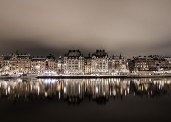 SEITSEMÄN ISLAAMILAISTA SEIKKAA KOSKIEN ITSEMURHAPOMMITUSTA TUKHOLMASSA