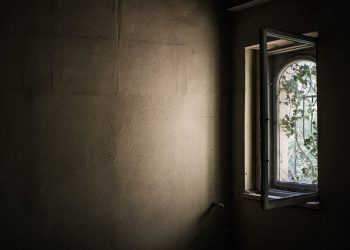 RUKOUS HUONEESSA, JONKA SEINILLÄ ON KUVIA