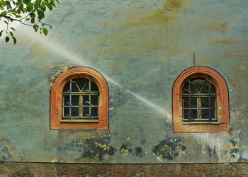 KUVALLISTEN AIKAKAUSLEHTIEN OSTAMINEN/ OMISTAMINEN