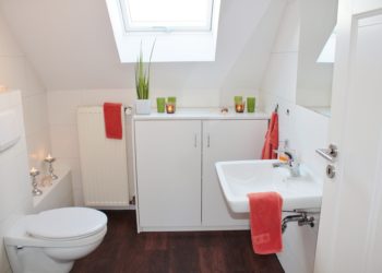 WC-ISTUIN QIBLAN SUUNNASSA