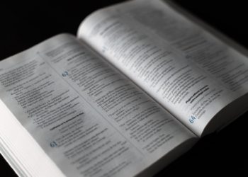 RAAMATUSSA ALLAAH VÄSYY JA NUKKUU