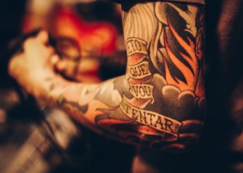 TATUOIMINEN ON HARAAM JA SE ON ALLAAHIN LUOMUKSEN MUUTTAMISTA