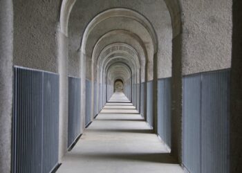 JÄTÄ TULEVAISUUS RAUHAAN KUNNES SE KOITTAA