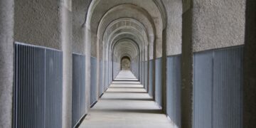 JÄTÄ TULEVAISUUS RAUHAAN KUNNES SE KOITTAA